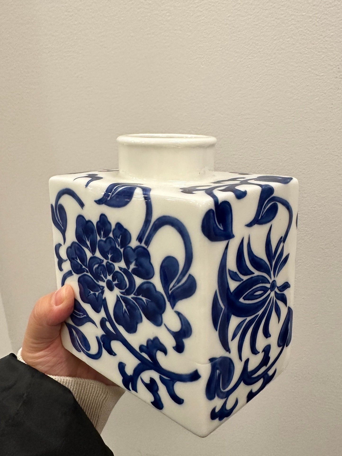 porcelain blue and white white and blue floral pattern vase