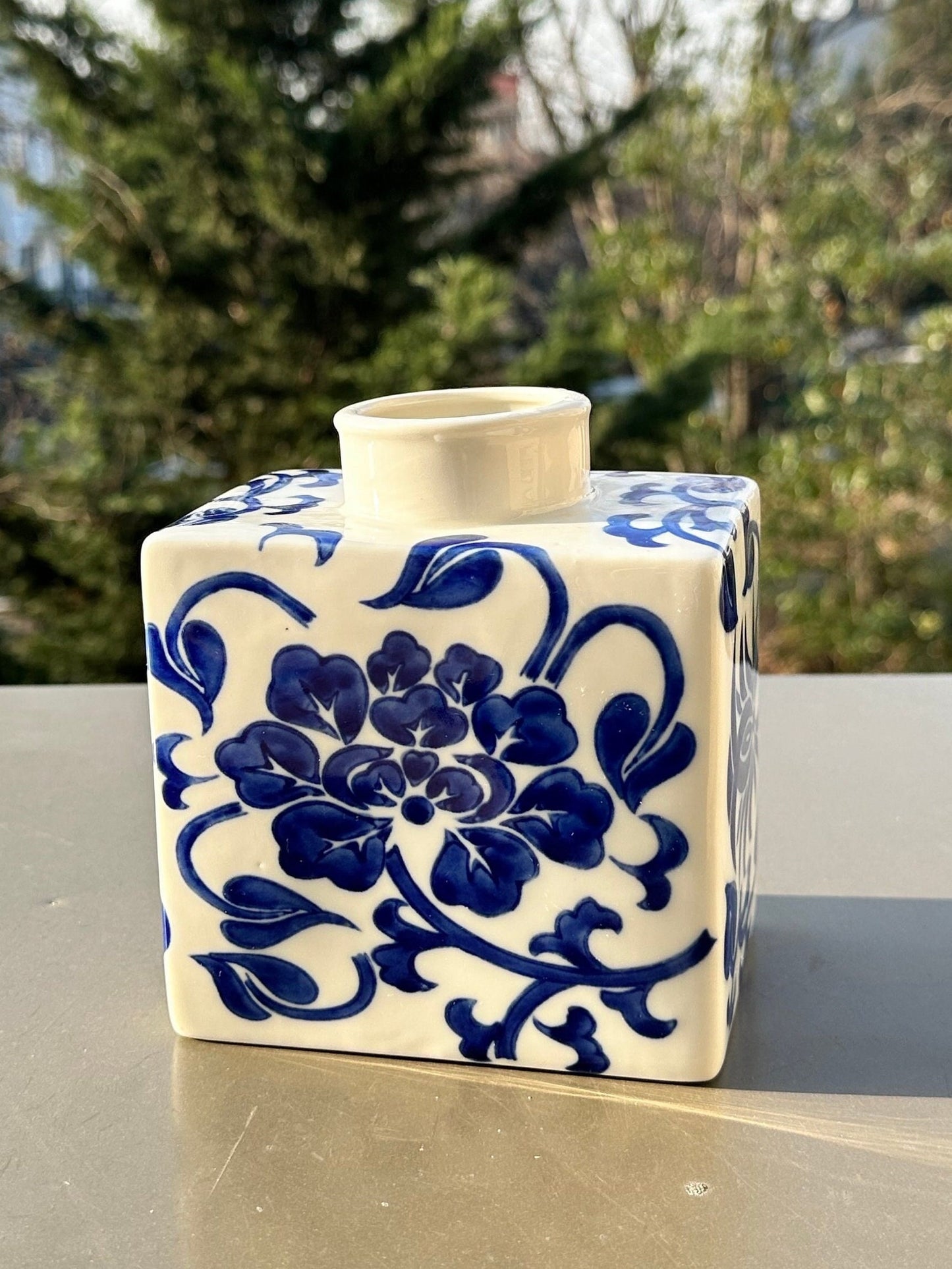 porcelain blue and white white and blue floral pattern vase